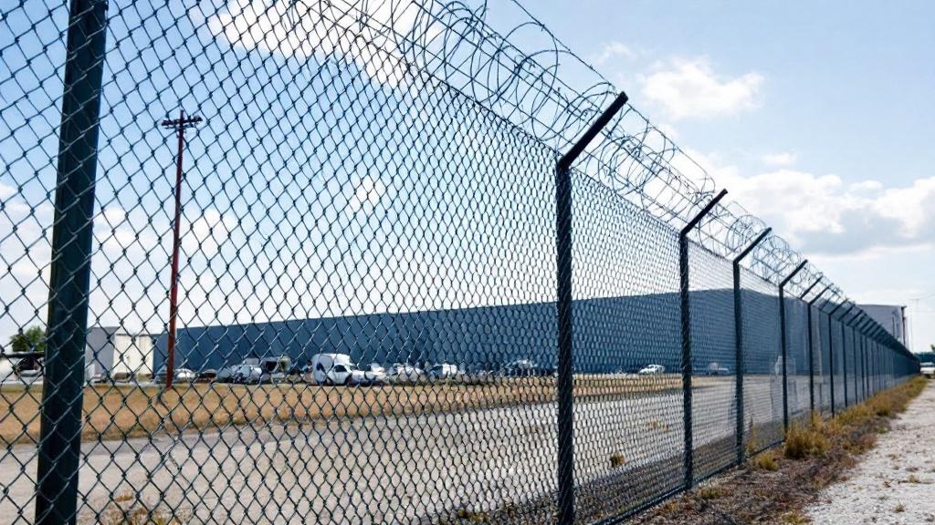 Commercial Chain Link Security Fence - Professional Chain Link installation by licensed contractors